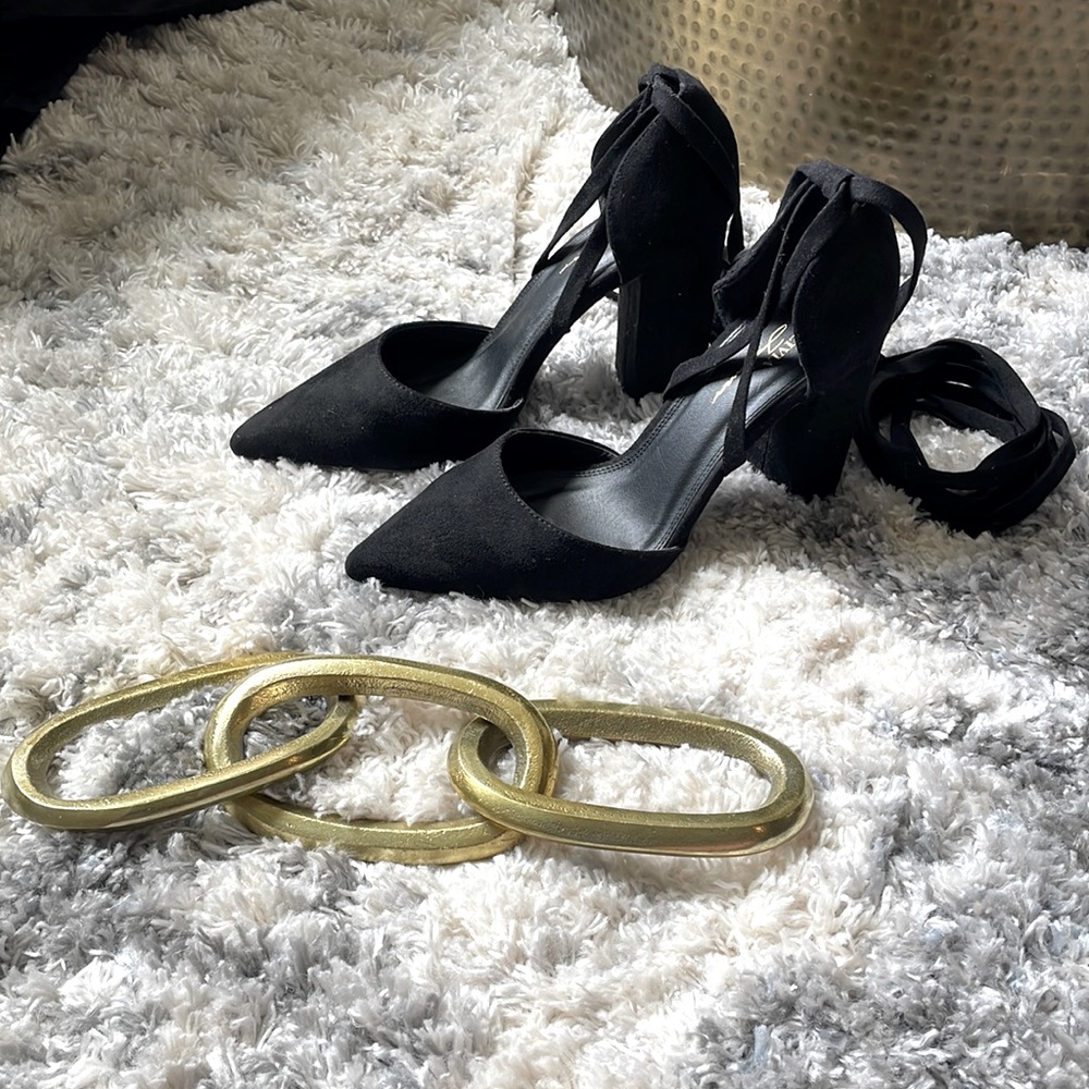 Gorgeous pointed toe suede heels 🖤 PERFECT FOR THE HOLIDAYS 🥂